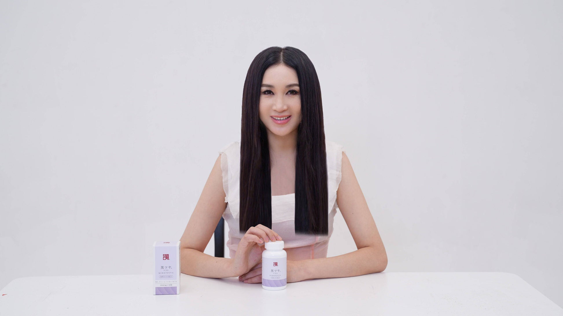 黑髮靈®由SINCA品牌推出，展示濃密烏黑秀髮的產品包裝和相關細節。